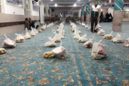 یلدا بهانه‌ای برای همدلی؛ بسته‌های یلدایی خادمیاران رضوی به دست نیازمندان رسید