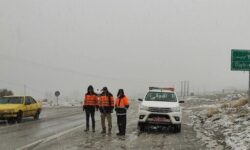 بارش برف در گردنههای کوهستانی جیرفت؛ تمام جادههای اصلی و فرعی جنوب کرمان باز است