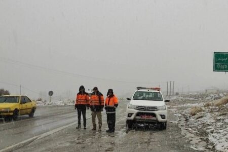 بارش برف در گردنه‌های کوهستانی جیرفت؛ تمام جاده‌های اصلی و فرعی جنوب کرمان باز است