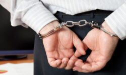 به اتهام تضییع حقوق مردم و اختلاس؛ رئیس اتاق اصناف یکی از شهرستان‌های جنوب کرمان بازداشت شد