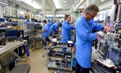 فراخوان وزیر کار؛ کارشناسان پیشنهادات خود را دربارۀ دستمزد سال آینده ارائه دهند