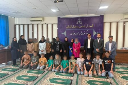 آغوشی پر از امید؛ خیرین و مسئولان کنار کودکان جیرفت/ طی آئینی، ۳۰ بسته حمایتی به کودکان بهزیستی جیرفت اهدا شد