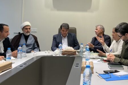 در نشست مجمع نمایندگان استان کرمان با استاندار، ضمن بررسی راهکارهای حل مشکلات کلان استان، بر ضرورت حمایت از صنایع شرق و ساماندهی بازار محصولات کشاورزی تاکید شد
